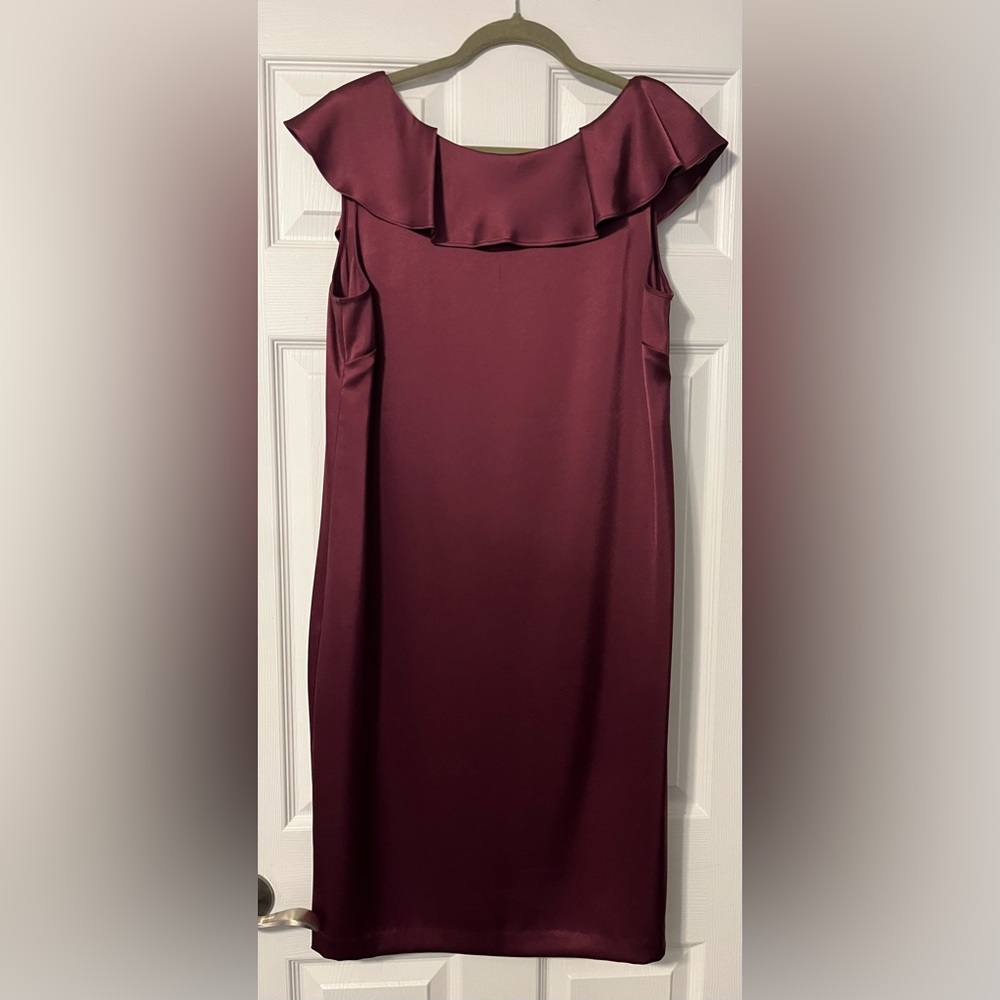 St. John sheath shift dress with ruffled neckline and V neck back size 12